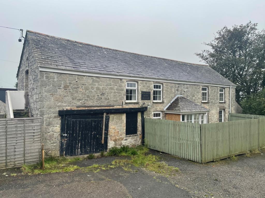 Lot: 77 - FORMER HOTEL WITH CONVERTED GRANARY BUILDING AND CAR PARK - Boscawen Hotel Granary